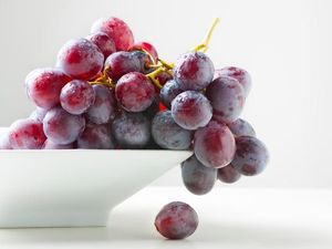 Waduh! Wanita Ini Temukan Belatung Hidup di Anggur Kemasan