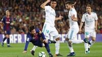 Lionel Messi mendapat penjagaan ketat sepanjang laga oleh para gelandang Madrid. Messi tak berkutik di babak pertama. (Sergio Perez/Reuters)