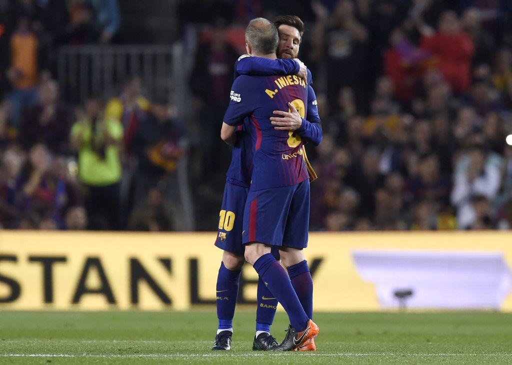 BARCELONA, SPAIN - MAY 06:  Andres Iniesta of Barcelona is embraced by Lionel Messi as he is substituted in his final El Clasico during the La Liga match between Barcelona and Real Madrid at Camp Nou on May 6, 2018 in Barcelona, Spain.  (Photo by Alex Caparros/Getty Images)