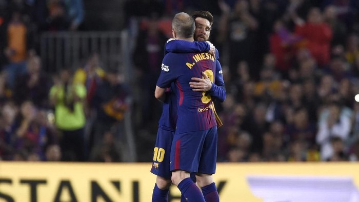 BARCELONA, SPAIN - MAY 06:  Andres Iniesta of Barcelona is embraced by Lionel Messi as he is substituted in his final El Clasico during the La Liga match between Barcelona and Real Madrid at Camp Nou on May 6, 2018 in Barcelona, Spain.  (Photo by Alex Caparros/Getty Images)