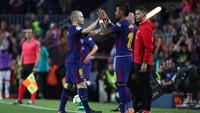 Iniesta keluar, Paulinho keluar. Momen itu terjadi di menit ke-58. (Foto: Sergio Perez/Reuters)