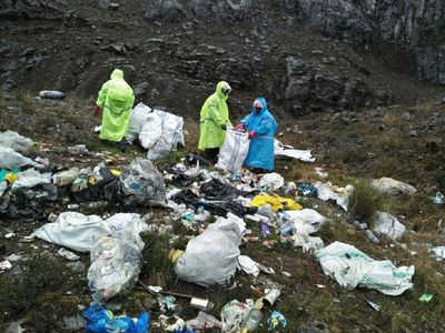 Foto: Sampah di Puncak Tertinggi Indonesia