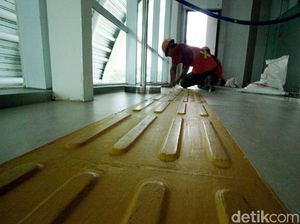 Jalur Tuna Netra Mengarah ke Jendela di Soetta Diperbaiki