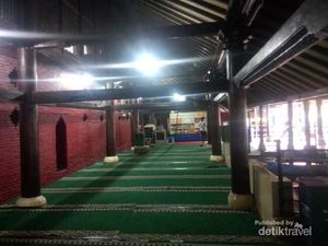 Masjid yang Serba Merah