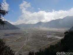 Bromo Diterpa Badai Pasir, Wisatawan Diminta Pakai Masker