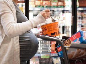 Ide Unik Maternity Photo Shoot: Makan Es Krim di Supermarket