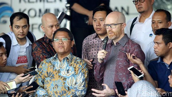 Kenakan Batik, Bos Facebook Temui Menkominfo