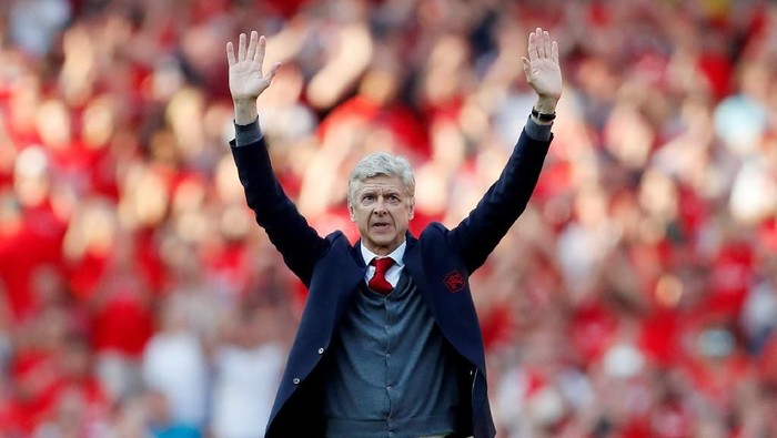 Soccer Football - Premier League - Arsenal vs Burnley - Emirates Stadium, London, Britain - May 6, 2018   Arsenal manager Arsene Wenger waves to the fans after the match   Action Images via Reuters/Matthew Childs    EDITORIAL USE ONLY. No use with unauthorized audio, video, data, fixture lists, club/league logos or 