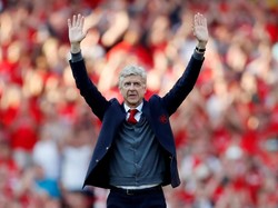 Arsenal Resmikan Patung Arsene Wenger Angkat Trofi Invincibles