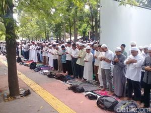 Sidang Putusan Gugatan HTI, Massa Salat Berjemaah di Depan PTUN Sidang Putusan Gugatan HTI, Massa Salat Berjemaah di Depan PTUN