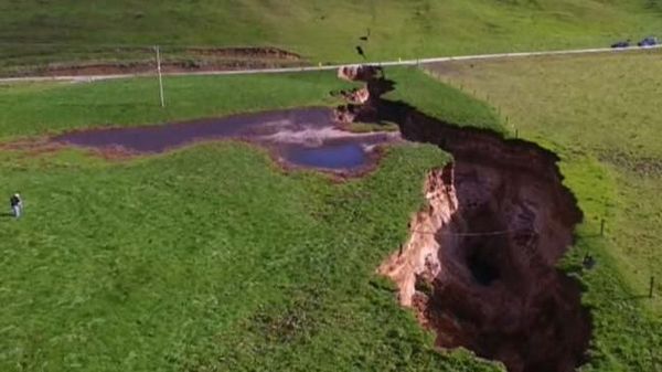 Penampakan Lubang Raksasa Sedalam 20 Meter di Selandia Baru