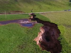Penampakan Lubang Raksasa Sedalam 20 Meter di Selandia Baru