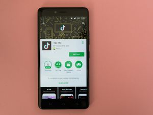 KPAD Sesalkan Video Viral Bidan Main Tik Tok dengan Bayi KPAD Sesalkan Video Viral Bidan Main Tik Tok dengan Bayi