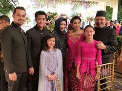 Akur! Annisa Trihapsari dan Ari Sigit Foto Bareng di Nikahan Sekar