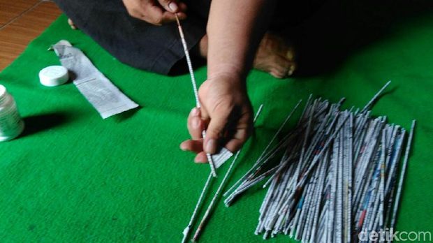 Proses pembuatan kerajinan dari limbah kertas di Purworejo.