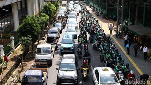 Ojol Kuasai Jalan Depan Stasiun Palmerah
