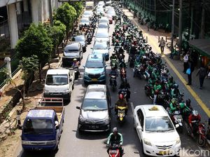 Ojol Kuasai Jalan Depan Stasiun Palmerah