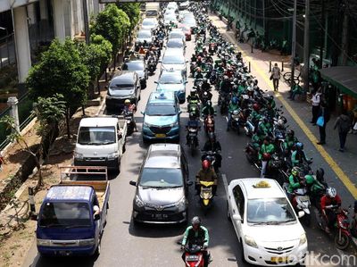 Ojol Kuasai Jalan Depan Stasiun Palmerah