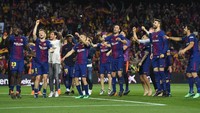 Di akhir pertandingan, Barcelona pun merayakan gelar juara La Liga di depan pendukungnya sendiri. Barca mengumpulkan 87 poin dari 35 laga, unggul 15 poin dari Real Madrid di posisi ketiga yang merupakan juara musim lalu. (David Ramos/Getty Images)