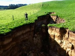 Lubang Raksasa Sedalam 20 Meter Tiba-tiba Muncul di Selandia Baru