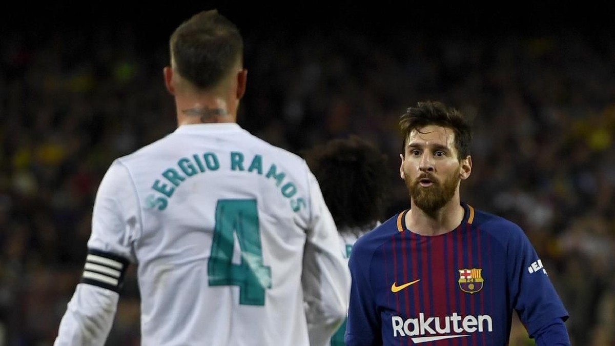 Sergio Ramos menuding Lionel Messi memberi tekanan ke wasit sampai lorong ganti pemain (Alex Caparros/Getty Images)