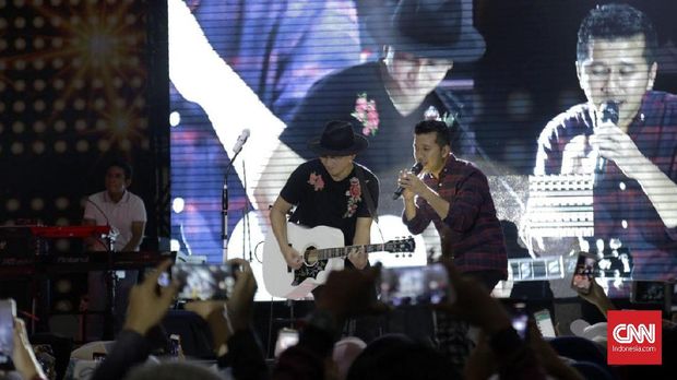 Kolaborasi Anji dan Emil Dardak di gedung Sport Center Universitas Islam Negeri Malang, Minggu (6/5).
