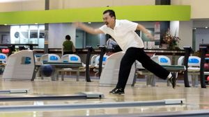 Melihat Keseruan Turnamen Bowling