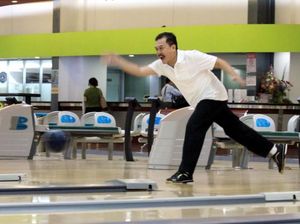 Melihat Keseruan Turnamen Bowling