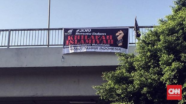 Spanduk mendukung ajaran khilafah yang terpasang di sekitar PTUN saat sidang putusan HTI di PTUN, Jakarta Timur, Senin (7/5/2018).