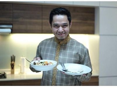 Makan Bersama Teman dan Keluarga Jadi Cara Dude Harlino Bersilaturahmi