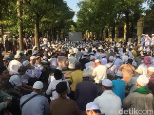 Jelang Putusan, Massa HTI Padati PTUN dan Gelar Doa Bersama