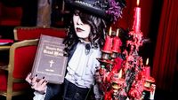 Mau Rasakan Sensasi Makan Ditemani Vampire? Mampirlah ke Kafe Ini