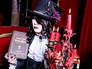 Mau Rasakan Sensasi Makan Ditemani Vampire? Mampirlah ke Kafe Ini