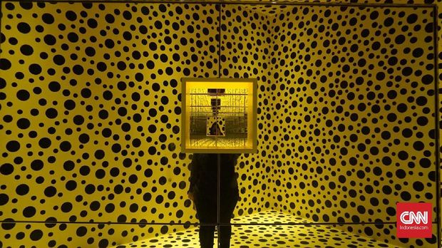 Karya Yayoi Kusama identik dengan labu, motif polkadot dan warna hitam kuning.