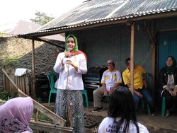 Istri Cagub Arinal Dengarkan Keluhan Warga Soal Billing Sekolah