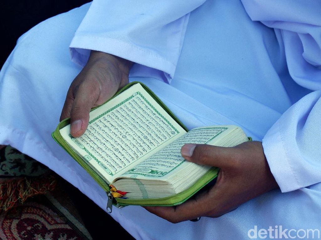 Tips Dokter Mencegah Mata Lelah Saat Tadarus Al Quran