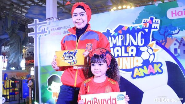 Kompak Banget! Saat Bunda dan si Kecil Berkostum Tim Sepakbola