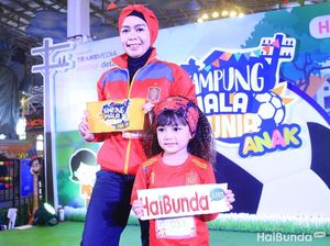 Kompak Banget! Saat Bunda dan si Kecil Berkostum Tim Sepakbola