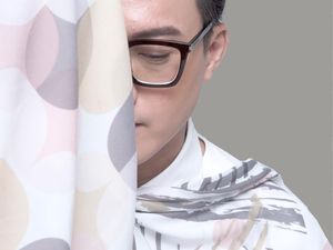 Barli Asmara Ungkap Tren Scarf Motif Juga Bisa Dipakai Pria, Caranya?