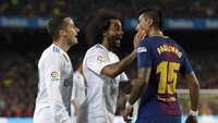 Menjelang laga tuntas, tensi panas masih mewarnai kedua tim. Paulinho membentak Lucas Vazquez yang enggan bersikap sportif membuang bola ketika Luis Suarez cedera. Marcelo kemudian datang menenangkan Paulinho yang merupakan sesama pemain Brasil. (Foto: Alex Caparros/Getty Images)