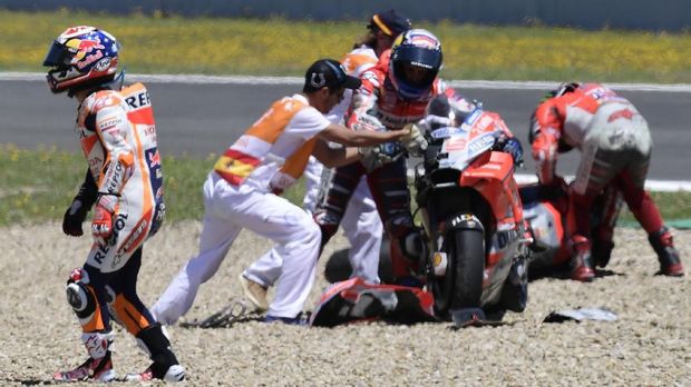 Andrea Dovizioso sempat berusaha melanjutkan balapan usai kecelakaan di MotoGP Spanyol.