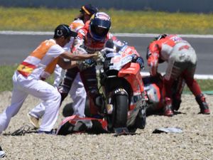 Tonton Lagi Tabrakan Segitiga Dovi-Lorenzo-Pedrosa dari Beberapa Sudut Tonton Lagi Tabrakan Segitiga Dovi-Lorenzo-Pedrosa dari Beberapa Sudut
