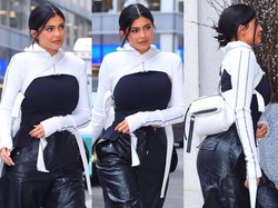 Gaya Kylie Jenner Pakai Jaket di Atas Dada, Yay or Nay?