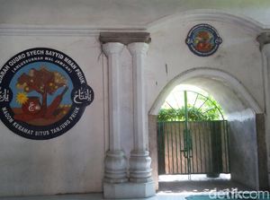 Polisi Cek CCTV Terkait Penyerangan di Depan Makam Mbah Priuk Polisi Cek CCTV Terkait Penyerangan di Depan Makam Mbah Priuk
