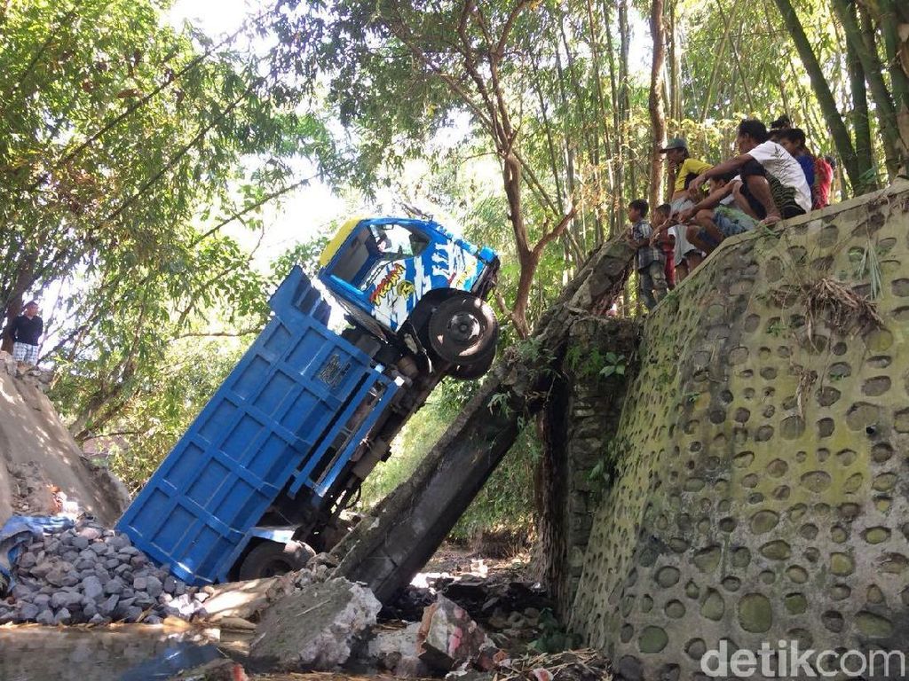 Truk Pengangkut Batu Terguling-Masuk Jurang 7 Meter di Tasikmalaya