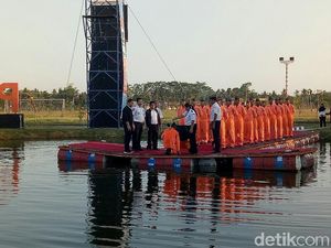 Bisa Terbang Solo, Calon Pilot Ini Wajib Mandi Kembang Bisa Terbang Solo, Calon Pilot Ini Wajib Mandi Kembang