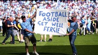 Di antara perayaan di Etihad Stadium, terselip doa untuk Sir Alex Ferguson yang baru menjalani operasi (Michael Regan/Getty Images)