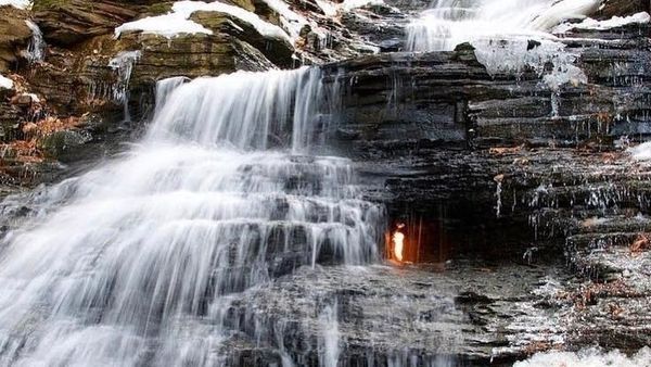 Foto: Api Abadi di Balik Air Terjun