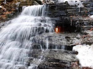 Foto: Api Abadi di Balik Air Terjun
