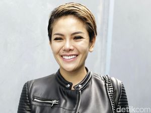 Usai Operasi Miss V, Nikita Mirzani Implan Rahang Usai Operasi Miss V, Nikita Mirzani Implan Rahang